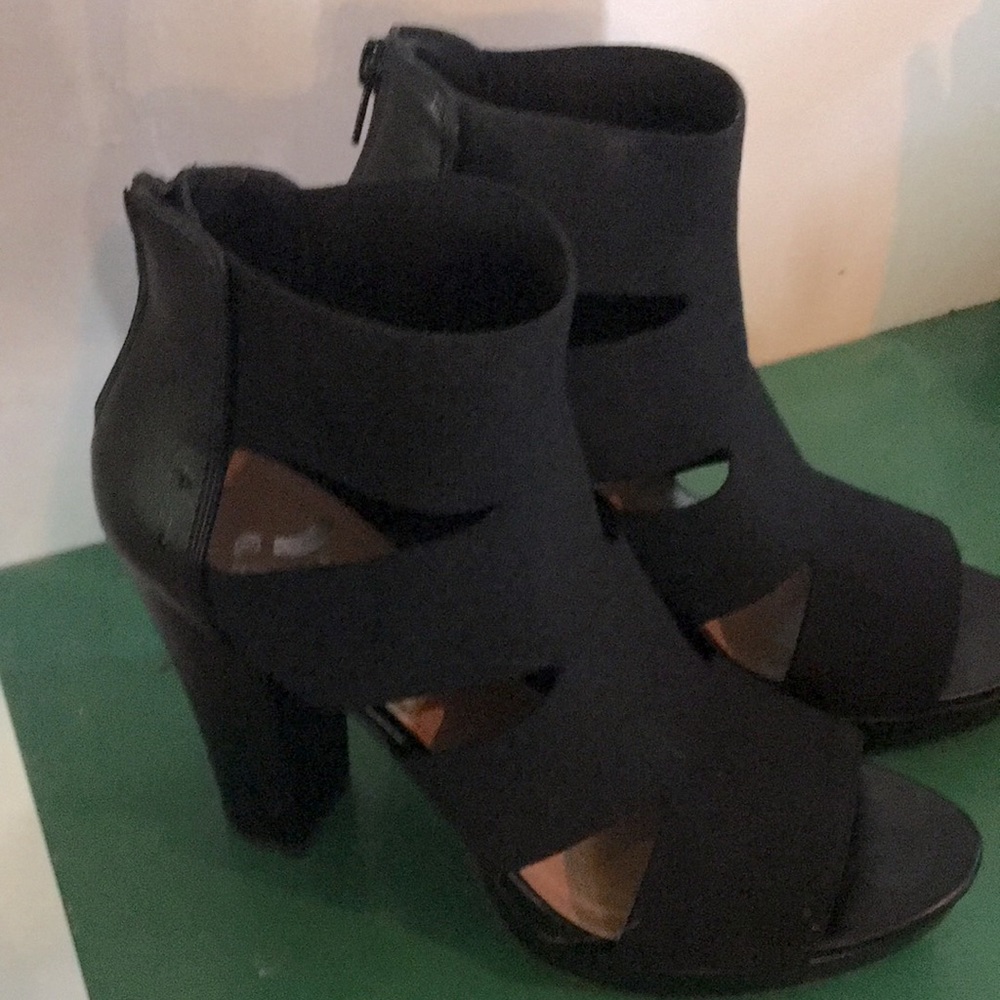 The brand is Report. They have been worn 2 or 3 x
